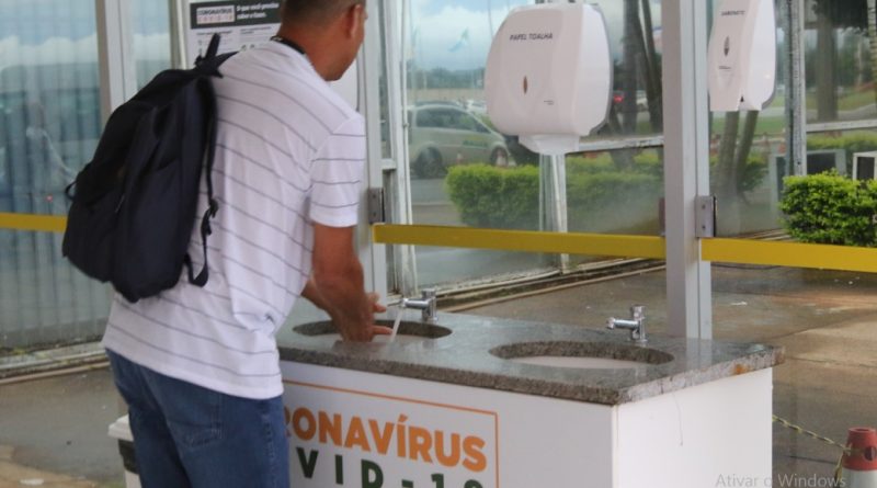 Esterilizar o táxi e higienizar as mãos com água, sabão e álcool com frequência agora faz parte da rotina desses profissionais - Foto: Fabio Rodrigues Pozzebom/Agência Brasil