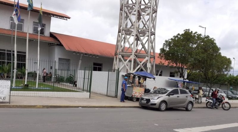 Os táxis foram retirados, mas os veículos de aplicativos estão fazendo ponto em frente à UPA - Fotos: Divulgação